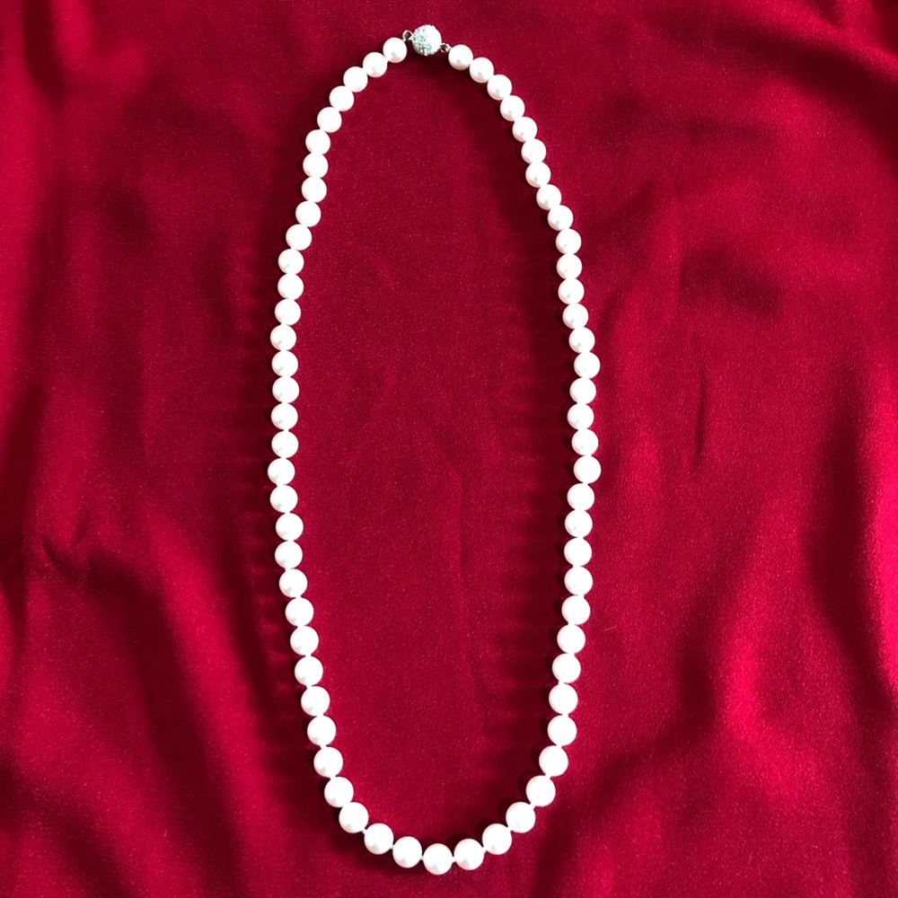 Pearl necklace with crystal clasp